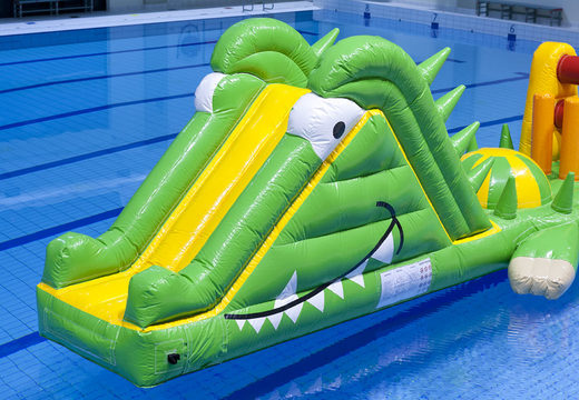 Crocodile run 12 meter langes schwimmbecken mit herausfordernden hindernisobjekten für jung und alt. Bestellen sie aufblasbare poolspiele jetzt online bei JB-Hüpfburgen Deutschland