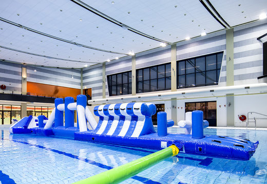 Aufblasbare erlebnisbahn blau/weiß 16m schwimmbecken mit lustigen objekten und rundrutsche für jung und alt. Bestellen sie aufblasbare poolspiele jetzt online bei JB-Hüpfburgen Deutschland
