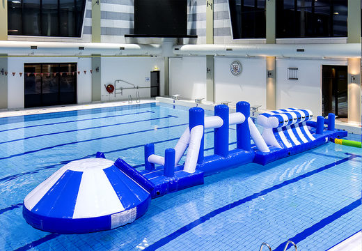Einzigartige aufblasbare erlebnisbahn blau/weiß 16m schwimmbecken mit herausfordernden hindernisobjekten und rundrutsche für jung und alt. Kaufen sie aufblasbare wasserattraktionen jetzt online bei JB-Hüpfburgen Deutschland