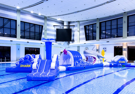 Holen sie sich einen luftdichten, doppelt aufblasbaren 16 meter langen hairrun-schwimmbad-parcours in einem einzigartigen design mit lustigen 3D-objekten und nicht weniger als 2 rutschen für jung und alt. Bestellen sie aufblasbare hindernisparcours jetzt online bei JB-Hüpfburgen Deutschland