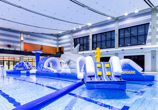 Aufblasbarer Doppel-Parcours 16 meter langer hairrun-schwimmbad-parcours in einzigartigem design mit lustigen 3D-objekten und nicht weniger als 2 rutschen für jung und alt. Bestellen sie aufblasbare schwimmbecken-hindernisparcours jetzt online bei JB-Hüpfburgen Deutschland