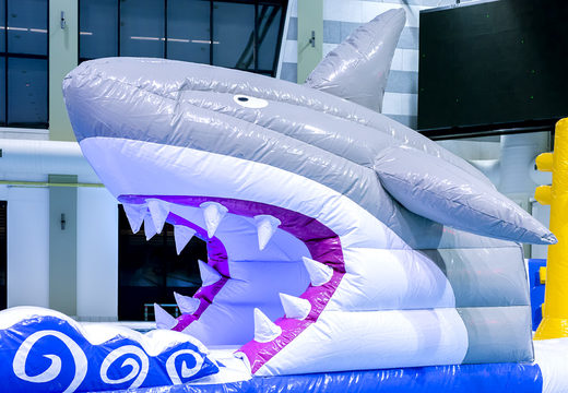 Spektakulärer aufblasbarer hai-run-parcours in einzigartigem design mit lustigen 3D-objekten und nicht weniger als 2 rutschen für kinder. Bestellen sie aufblasbare wasserattraktionen jetzt online bei JB-Hüpfburgen Deutschland