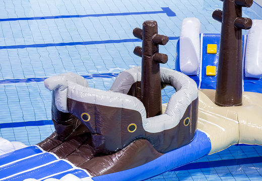 Kaufen sie einen einzigartigen aufblasbaren piratenlauf-hindernisparcours in einem einzigartigen design mit lustigen 3D-objekten und nicht weniger als 2 rutschen für jung und alt. Bestellen sie aufblasbare poolspiele jetzt online bei JB-Hüpfburgen Deutschland