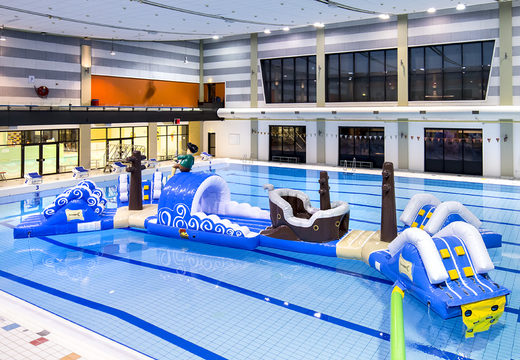 Kaufen sie einen doppelt aufblasbaren 16 meter langen piratenlauf-schwimmbadparcours in einem einzigartigen design mit lustigen 3D-objekten und nicht weniger als 2 rutschen für jung und alt. Bestellen sie aufblasbare wasserattraktionen jetzt online bei JB-Hüpfburgen Deutschland