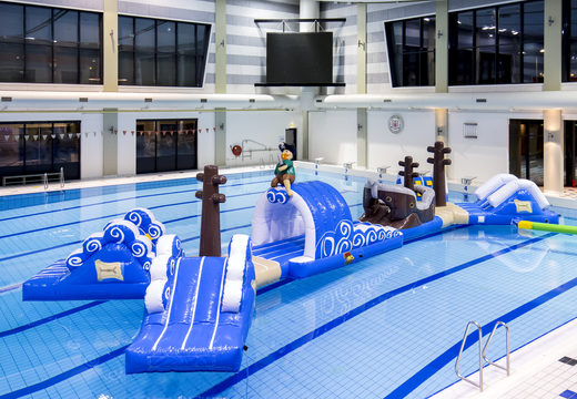 Bestellen sie doppelt aufblasbaren 16 meter langen piratenlauf-schwimmbad-parcours in einzigartigem design mit lustigen 3D-objekten und nicht weniger als 2 rutschen für kinder. Kaufen sie aufblasbare hindernisparcours jetzt online bei JB-Hüpfburgen Deutschland