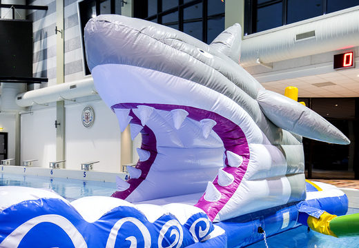 Kaufen sie einen 13 meter langen aufblasbaren shark-run-hindernisparcours in einzigartigem design mit lustigen 3D-objekten und nicht weniger als 2 rutschen für jung und alt. Bestellen sie aufblasbare schwimmbecken-hindernisparcours jetzt online bei JB-Hüpfburgen Deutschland