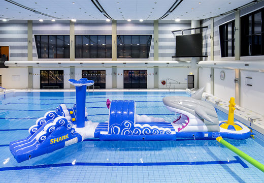 Bestellen sie einen 13 meter langen aufblasbaren sharkrun-schwimmbadparcours in einem einzigartigen design mit lustigen 3D-objekten und nicht weniger als 2 rutschen für kinder. Kaufen sie aufblasbare hindernisparcours jetzt online bei JB-Hüpfburgen Deutschland