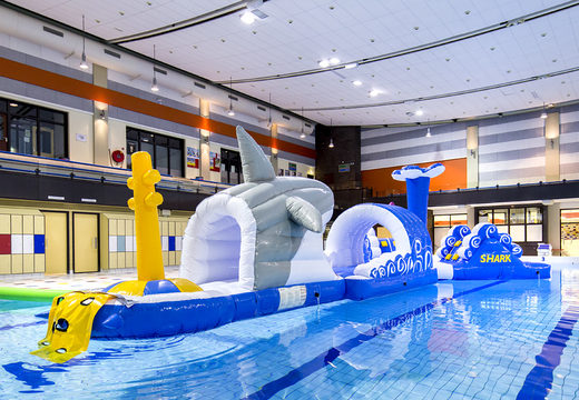 Bestellen sie einen 13 meter langen schwimmbad-hindernisparcours in einzigartigem design mit lustigen 3D-objekten und nicht weniger als 2 rutschen fürjung und alt. Kaufen sie aufblasbare wasserattraktionen jetzt online bei JB-Hüpfburgen Deutschland