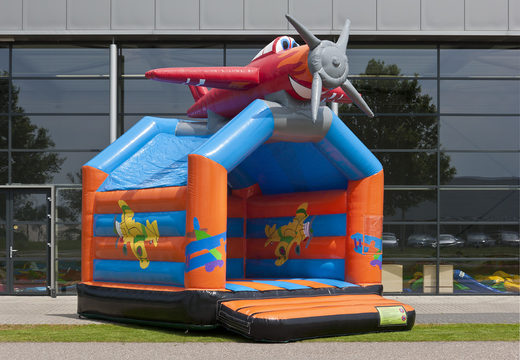 Verkaufe eine standard-flugzeug-hüpfburg in auffälligen farben mit einem großen 3D-objekt für kinder darauf. Kaufen sie indoor-hüpfburgen online bei JB-Hüpfburgen Deutschland