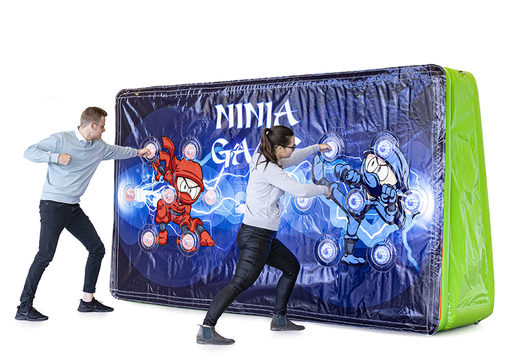 Kaufen sie ein einzigartiges IPS splash wall - ninja-thema - actionfoto mit einem wasserstrahl auf der oberseite für jung und alt. Bestellen sie aufblasbare IPS splash walls jetzt online bei JB-Hüpfburgen Deutschland