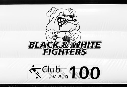 Bestellen sie jetzt die maßgefertigte Black & White Fighters Multifun-hüpfburg sonderanfertigung mit rutsche in den Maßen 5,2 x 6,8 x 4,4 Meter bei JB-Hüpfburgen Deutschland. Maßgeschneiderte aufblasbare hüpfburg mit logo in verschiedenen formen und größen zum verkauf