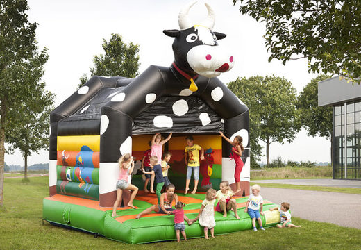 Standard-hüpfburg zum verkauf in auffälligen farben mit einem großen 3D-objekt einer Kuh darauf, für kinder. Kaufen sie eine Indoor-hüpfburgen online bei JB-Hüpfburgen Deutschland