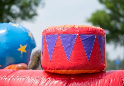 Kaufen sie eine hüpfburg im playzone-thema zirkus mit plastikbällen und 3D-objekten für kinder. Bestellen sie hüpfburgen online bei JB-Hüpfburgen Deutschland