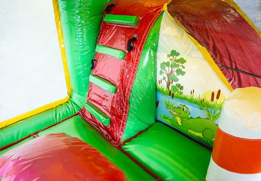 Aufblasbare multiplay-hüpfburg jungleworld mit rutsche in der mitte und 3D-objekten für kinder. Bestellen sie hüpfburgen online bei JB-Hüpfburgen Deutschland