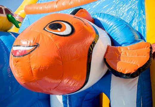 Überdachte grosse Maxifun Hüpfburg mit Rutsche im Thema Clownfisch für Kinder bestellen