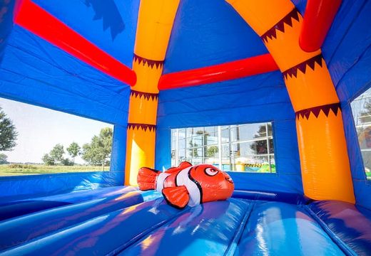 Überdachte grosse Maxifun Hüpfburg mit Rutsche im Thema Clownfisch für Kids zu bestellen