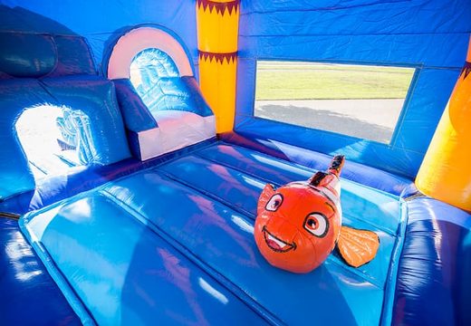 Überdachte grosse Maxifun Hüpfburg mit Rutsche im Thema Clownfisch für Kids zu kaufen