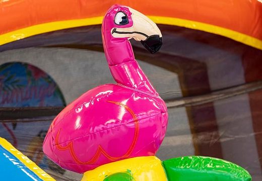 Bestellen sie bei JB-Hüpfburgen Deutschland eine wasserrutsche mit einem 3D-objekt eines großen flamingos darauf. Kaufen sie jetzt hüpfburgen online bei JB-Hüpfburgen Deutschland