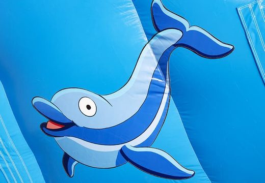 Holen sie sich Ihre aufblasbare delfinrutsche mit fröhlichen farben, 3D-objekten und lustigem aufdruck an der seitenwand für kinder. Bestellen sie aufblasbare rutschen bei JB-Hüpfburgen Deutschland