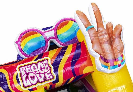 Bestellen Sie aufblasbare Hüpfburg mit Rutsche im Hippie-Design mit vielen Farben für Kinder