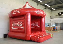 Kaufen sie eine maßgefertigte Coca-Cola Carousel-hüpfburg sonderanfertigung zu Werbezwecken. Bestellen sie jetzt aufblasbare hüpfburg werbung in Ihrer eigenen corporate identity bei JB-Hüpfburgen Deutschland