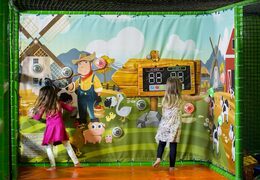 Interaktiver Wandspielplatz, um interaktive Punkte zu platzieren und Spiele für Kinder zu spielen. kann bei JB bestellt werden