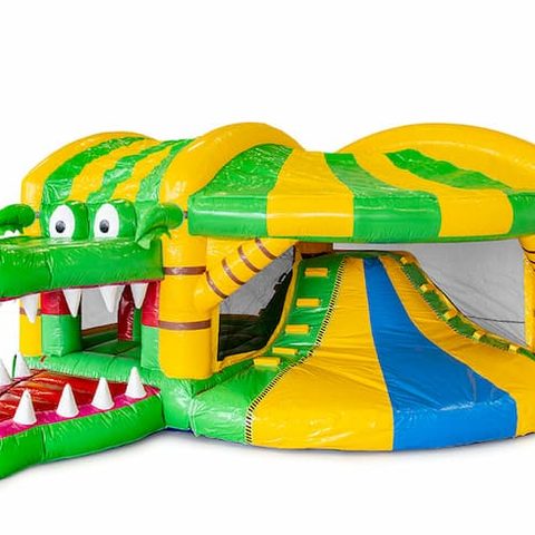 Opblaasbaar overdekt multiplay springkussen met glijbaan kopen in thema krokodil voor kinderen. Bestel opblaasbare springkussens online bij JB Inflatables Nederland