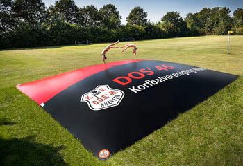 Op maat gemaakte opblaasbare airmountain in thema vereniging kopen. Bestel opblaasbare springbergen nu online bij JB Inflatables Nederland