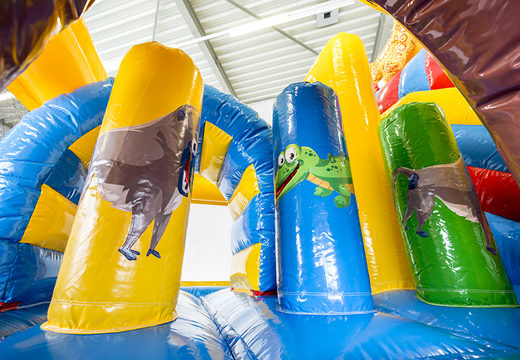 Multiplay-amazonas-safari-hüpfburg mit rutsche, lustigen objekten auf der hüpffläche und auffälligen 3D-objekten für kinder. Bestellen sie aufblasbare hüpfburgen online bei JB-Hüpfburgen Deutschland