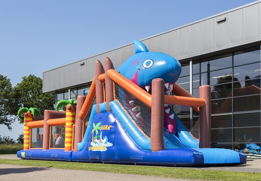 Kaufen sie einen 17 meter breiten hindernisparcours im hai-design mit 7 spielelementen und bunten objekten für kinder. Bestellen sie aufblasbare parcours jetzt online bei JB-Hüpfburgen Deutschland