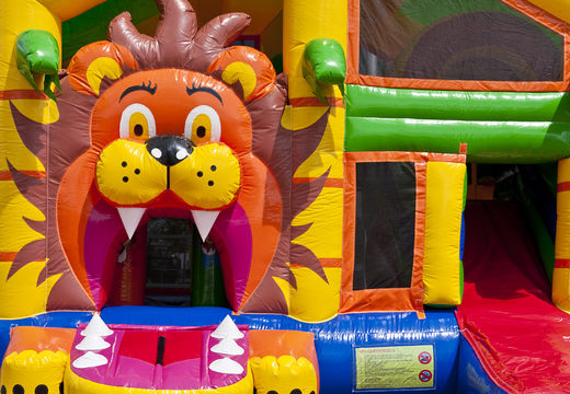 Hüpfburg im löwen-design mit rutsche, säulen auf der sprungfläche und markanten 3D-objekten für kinder. Kaufen sie aufblasbare hüpfburgen online bei JB-Hüpfburgen Deutschland
