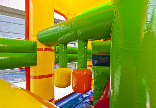 Multiplay-Löwenhüpfburg mit rutsche, säulen auf der sprungfläche und markanten 3D-objekten für kinder. Bestellen sie aufblasbare hüpfburgen online bei JB-Hüpfburgen Deutschland