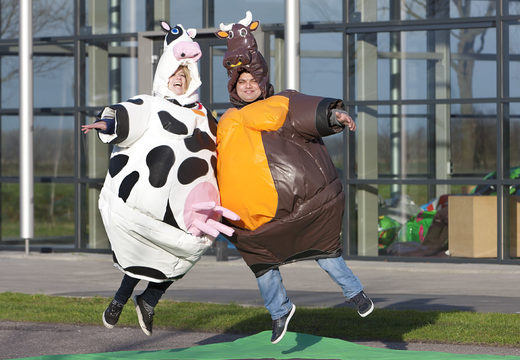 Kaufen sie aufblasbare sumo-anzüge im Cow & Bull-thema für jung und alt. Bestellen sie schlauchboote online bei JB-Hüpfburgen Deutschland