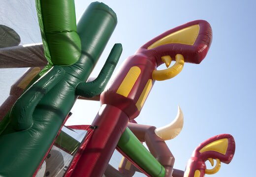 Kaufen sie einen einzigartigen 17 meter breiten hindernisparcours im cowboy-stil mit 7 spielelementen und farbenfrohen objekten für kinder. Bestellen sie aufblasbare parcours jetzt online bei JB-Hüpfburgen Deutschland