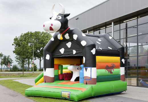 Kaufen sie bei JB-Hüpfburgen Deutschland eine aufblasbare überdachte kuhwippe mit einem 3D-objekt auf dem dach. Bestellen sie hüpfburgen online bei JB-Hüpfburgen Deutschland