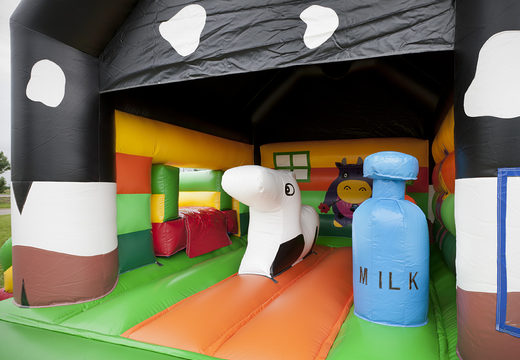 Bestellen sie eine lustige kuh-hüpfburg mit verschiedenen Hindernissen, einer rutsche und einer 3D-kuhfigur auf dem dach für kinder. Kaufen sie hüpfburgen online bei JB-Hüpfburgen Deutschland