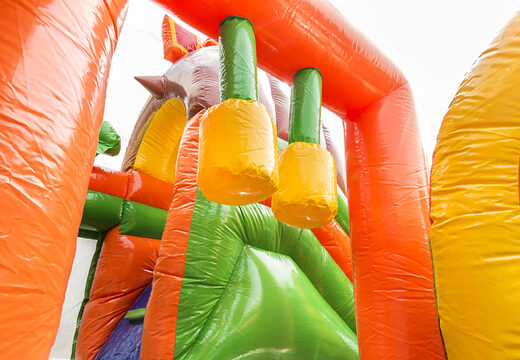 Multiplay-dinowelt-hüpfburg mit rutsche, lustigen objekten auf der sprungfläche und auffälligen 3D-objekten für kinder. Bestellen sie aufblasbare hüpfburgen online bei JB-Hüpfburgen Deutschland