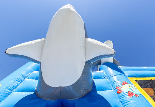 Mittelgroße aufblasbare hüpfburg mit delfinmotiv und rutsche für kinder. Bestellen sie aufblasbare hüpfburgen online bei JB-Hüpfburgen Deutschland