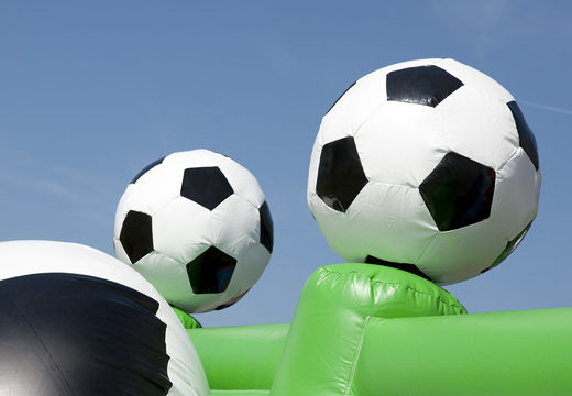 Fußball-hüpfburg mit rutsche, lustigen objekten auf der hüpffläche und markanten 3D-objekten für kinder. Kaufen sie aufblasbare hüpfburgen online bei JB-Hüpfburgen Deutschland