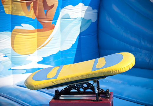 Aufblasbare rodeo-sweeper-crashmatte im surf-design für kinder und erwachsene. Kaufen sie aufblasbare rodeo-sweeper-fallmatten online bei JB-Hüpfburgen Deutschland