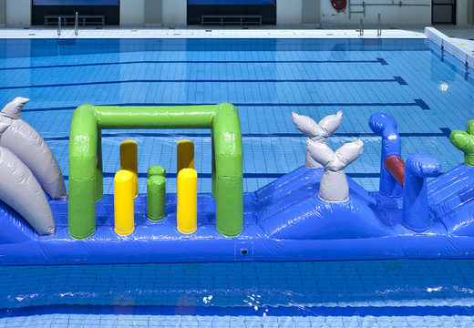Bestellen sie einen einzigartigen aufblasbaren schwimmbeckenlauf im delphin-design mit herausfordernden hindernisobjekten für jung und alt. Kaufen sie aufblasbare wasserattraktionen jetzt online bei JB-Hüpfburgen Deutschland