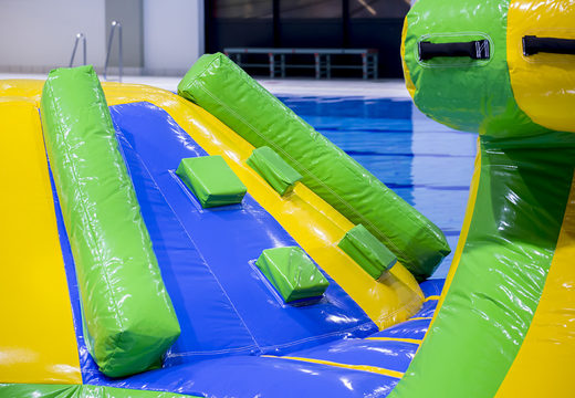 Rutschen-schwimmbad-erlebnisbahn grün/blau 10m mit herausfordernden hindernisobjekten und rundrutsche für groß und klein. Kaufen sie aufblasbare wasserattraktionen jetzt online bei JB-Hüpfburgen Deutschland
