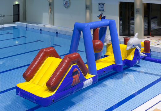 Kaufen sie den aufblasbaren wasserparcours marine run mit 3D-delfinen und coolen drucken für jung und alt. Bestellen sie aufblasbare hindernisparcours jetzt online bei JB-Hüpfburgen Deutschland