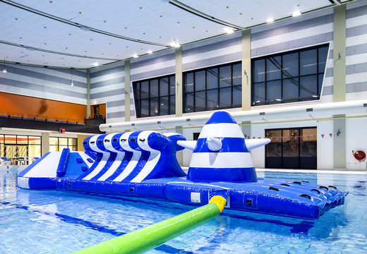 Rutschen-schwimmbad-erlebnisbahn blau/weiß 10m mit herausfordernden hindernisobjekten für jung und alt. Kaufen sie aufblasbare wasserattraktionen jetzt online bei JB-Hüpfburgen Deutschland