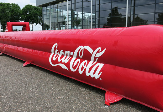 Aufblasbares rotes Coca-Cola-fußball-boarding für verschiedene veranstaltungen. Kaufen sie fußballbretter jetzt online bei JB-Hüpfburgen Deutschland
