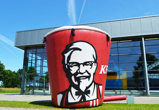 Kaufen sie jetzt eine 3 meter hohe KFC-eimer-produktnachbildung mit vollfarbdruck und ein gebläse. Bestellen sie aufblasbare werbeartikel online bei JB-Hüpfburgen Deutschland