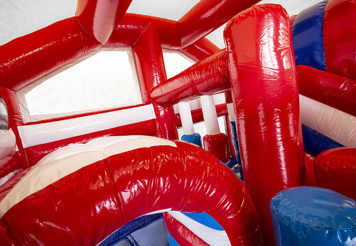 Mittelgroße aufblasbare hüpfburg im feuerwehr-design mit rutsche und säulen auf der sprungfläche, für kinder kaufen. Bestellen sie aufblasbare hüpfburgen online bei JB-Hüpfburgen Deutschland