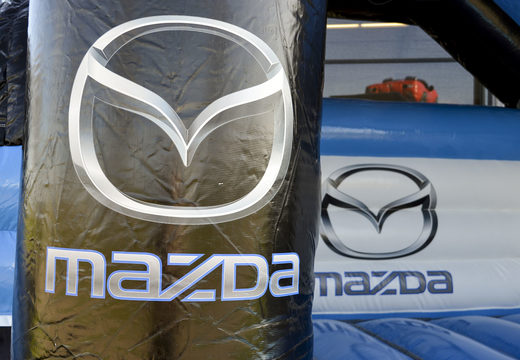 Kaufen sie maßgeschneiderte Mazda multifun -hüpfburg sonderanfertigung mit rutsche und 3D-Auto in verschiedenen formen und größen bei JB-Hüpfburgen Deutschland. Fordern sie jetzt ein kostenloses design für aufblasbare profi hüpfburg in ihrer eigenen corporate identity an