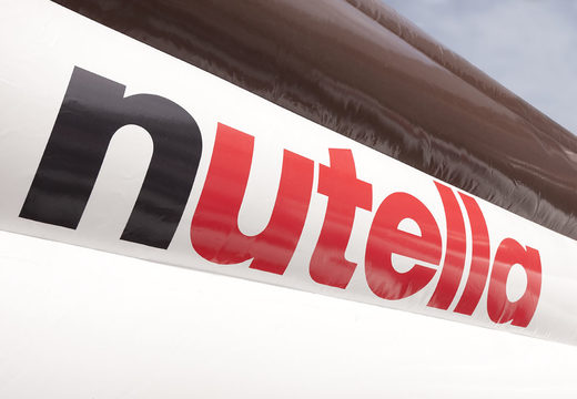 Maßgeschneiderte Nutella-hüpfburg sonderanfertigung mit H-rahmen, geeignet für verschiedene veranstaltungen. Bestellen sie maßgefertigte profi hüpfburg bei JB-Hüpfburgen Deutschland