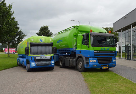 Bestellen sie einen großen grün-blauen aufblasbaren de heus-truck-hingucker. Kaufen sie Ihre 3D-hüpfburgen online bei JB-Hüpfburgen Deutschland